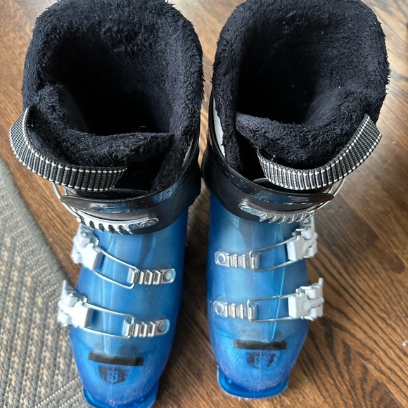 Blue Salomon T3 youth kids ski boots in very good used condition. 23.5/5.5 - Picture 3 of 6